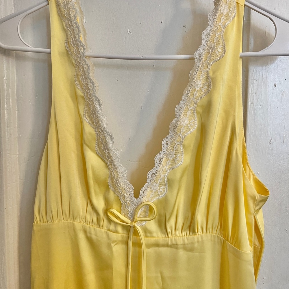 Yellow Lace-Trimmed max dress - Picture 3 of 4